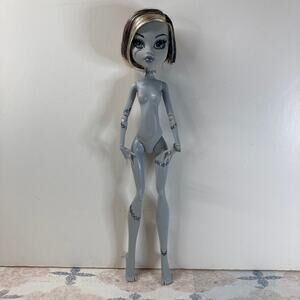 Monster High Skull Shores Frankie Stein B&W NUDE Doll #X0593 (2011) G1 w/Jewelry
